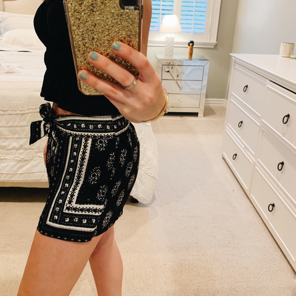 Patterned Flowy Shorts - Picture 3 of 3